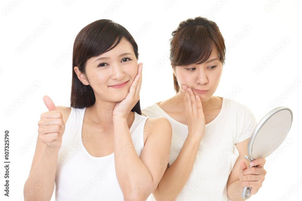 スキンケアをする女性