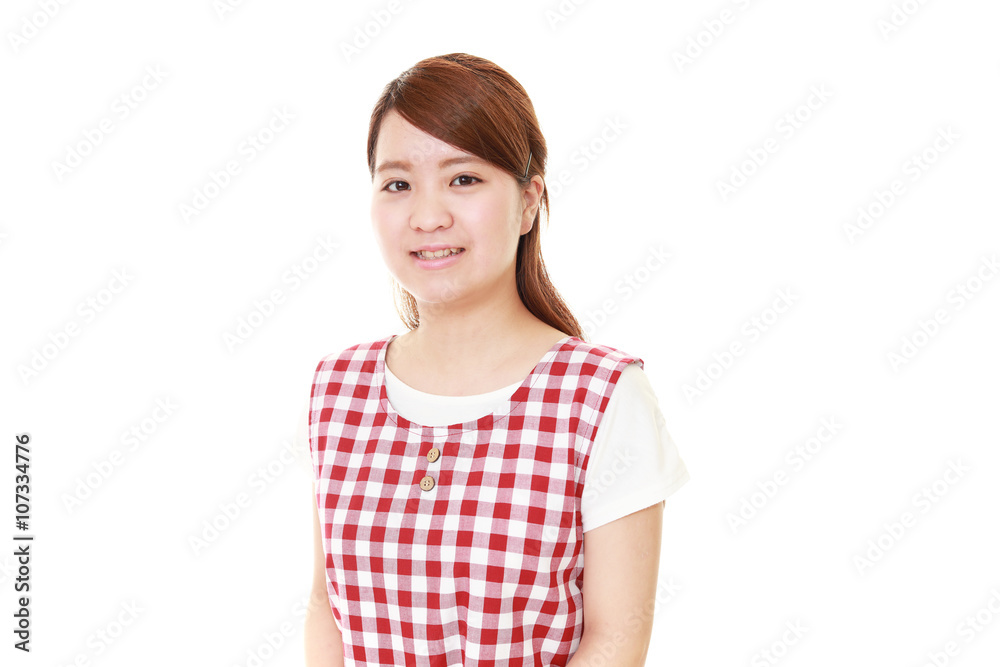 エプロンを着た笑顔の女性 エプロンを着た笑顔の女性