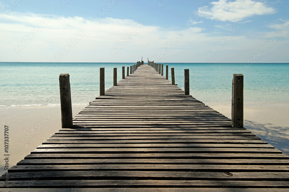 Obraz premium drewniane molo na słonecznej plaży
