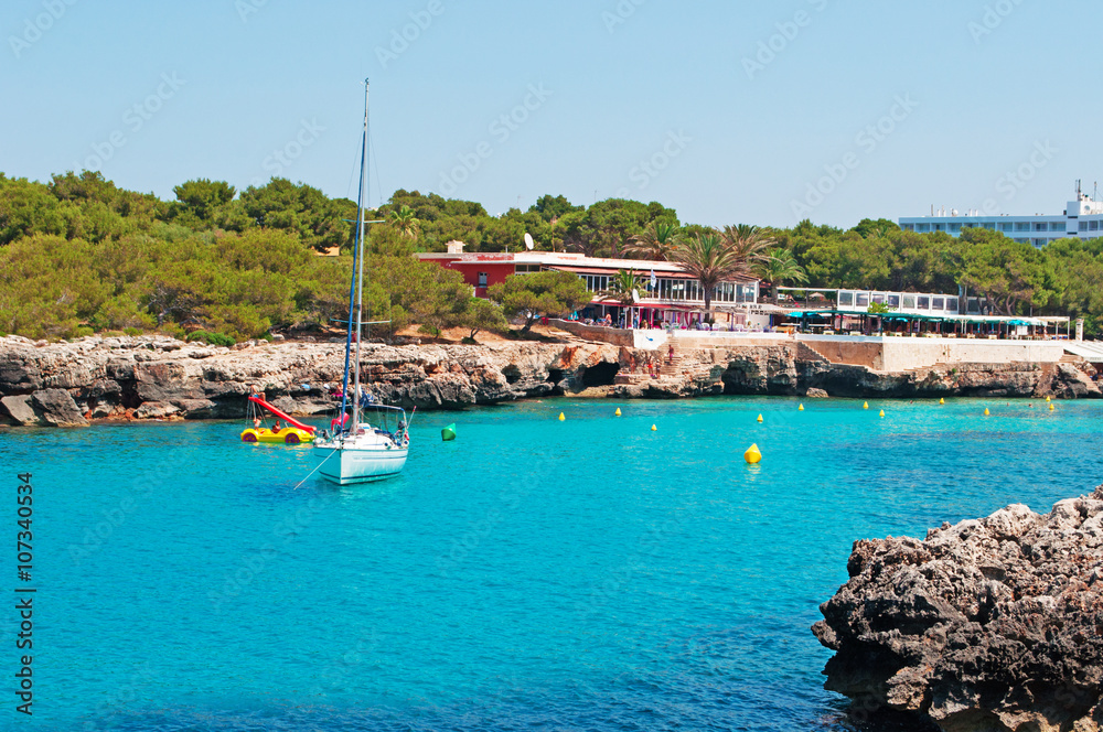 Minorca, Isole Baleari, Spagna: la baia e la spiaggia di Cala Santandria il 14 luglio 2013