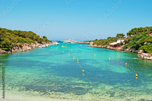 Minorca, Isole Baleari, Spagna: la baia e la spiaggia di Cala Santandria il 14 luglio 2013