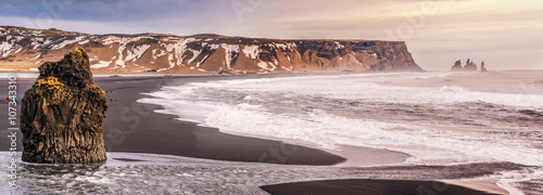 Foto The black sand beach of Reynisfjara and the mount Reynisfjall from the Dyrholaey promontory in the southern coast of Iceland