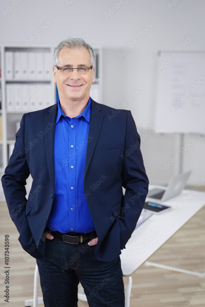 geschäftsmann steht lässig im büro geschäftsmann steht lässig im büro