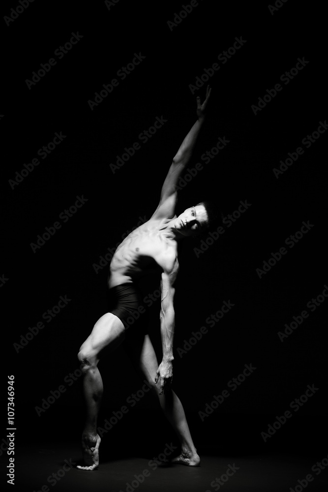 Obraz premium Ballet dancer in black