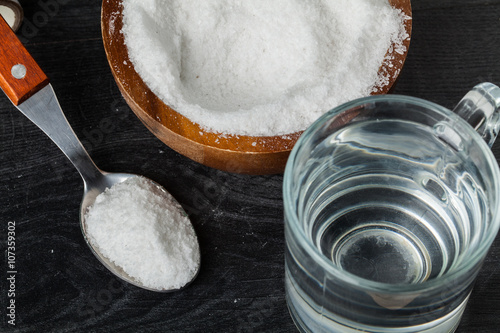 Billede på lærred Spoon of salt, sugar, soda with glass of water