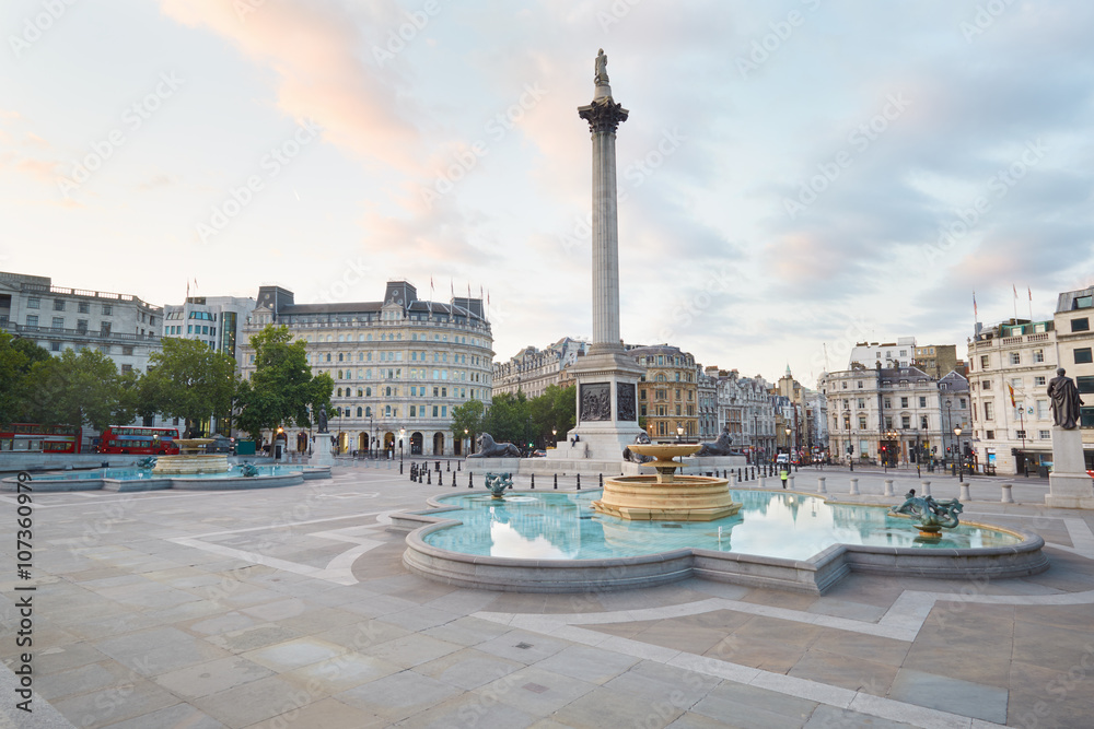 Obraz premium Pusty Trafalgar Square, wczesny poranek w Londynie, naturalne światło