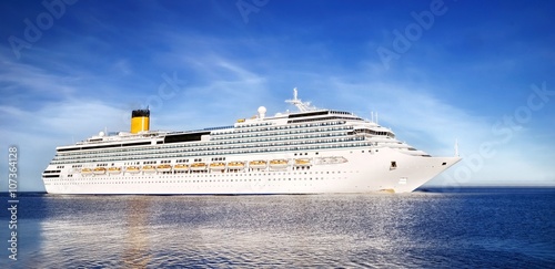 Quadro su tela white cruise liner entering the port of Riga