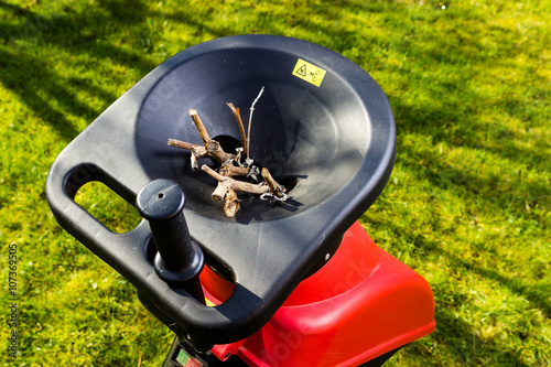 Roter Häcksler im Garten