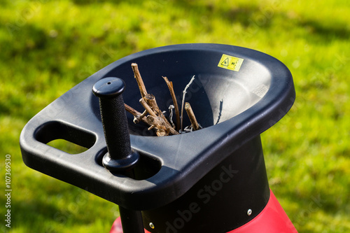 Roter Häcksler im Garten