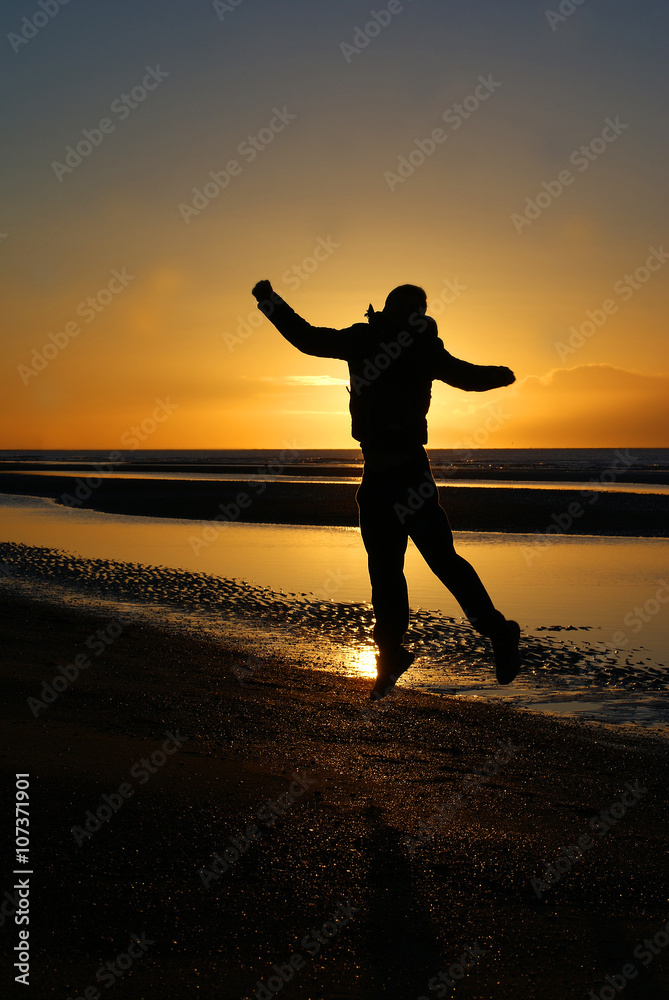 Mann springt - Sonnenuntergang - Meer