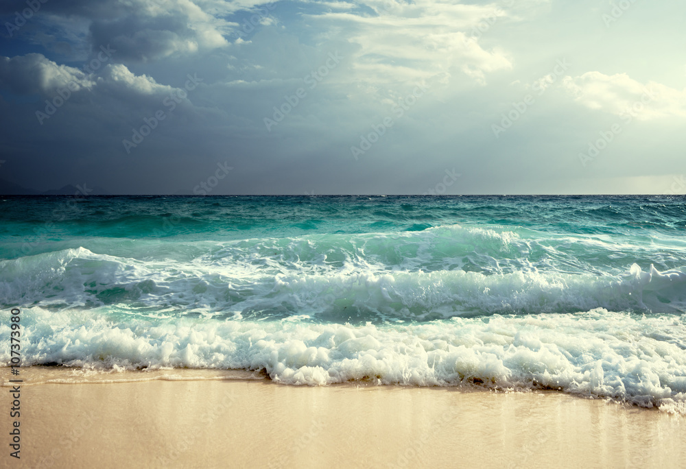 Fototapeta premium fale na plaży na Seszelach