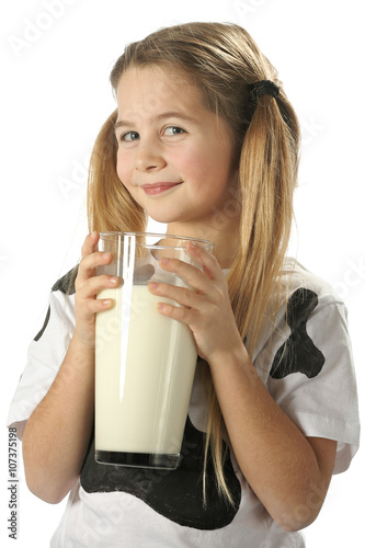 Jeune fille avec tr  s grand verre de lait