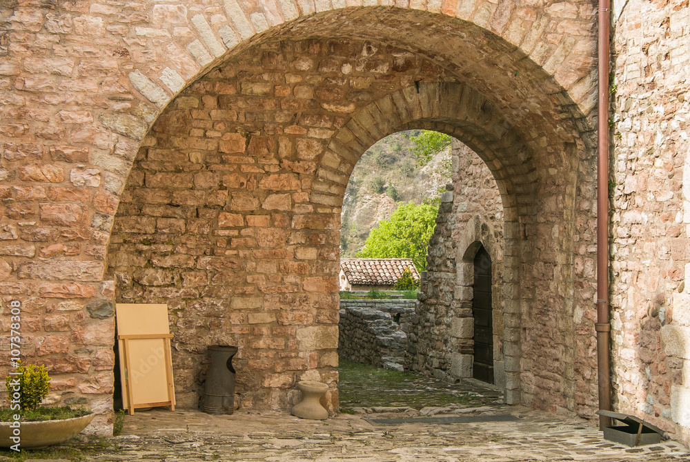 Arco all'entrata del castello di Piobbico