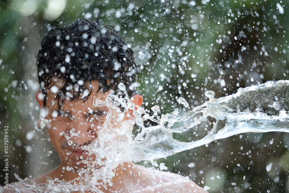 Fototapeta premium headshot getting splashed