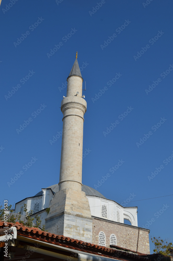 Obraz premium Minaret of the kaleiçi Camı mosque in city of Kusadasi, Turkish Riviera