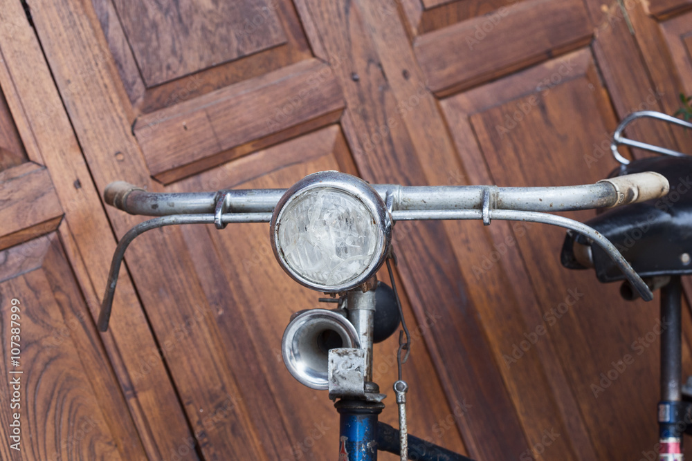 Fototapeta premium Old rusty vintage bicycle near the white wall
