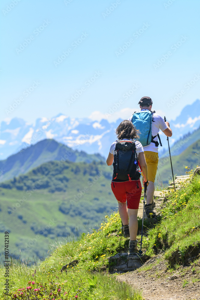 Wanderer vor herrlicher Bergkulisse