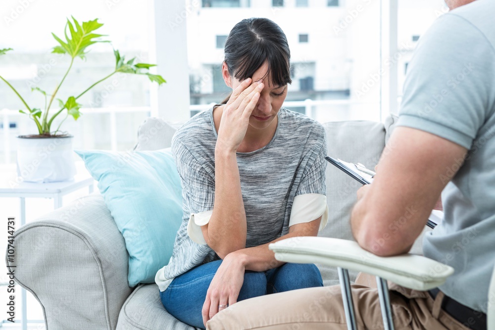Obraz premium Therapist consoling a woman