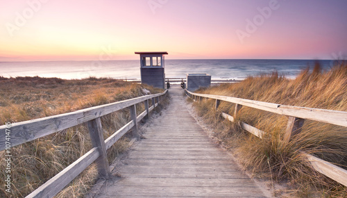 Strandübergang zur Ostsee mit Turm der Badeaufsicht, Sonnenuntergang © Jenny Sturm