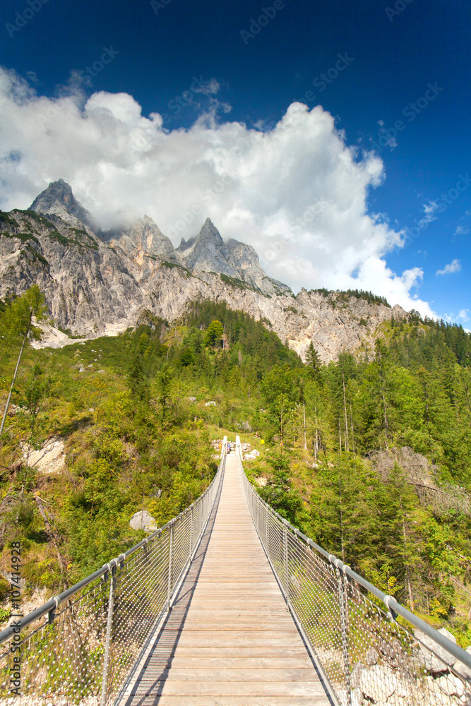 Fototapeta premium lange Hängebrücke im Berchtesgadener Land, Sommertag in den Bergen