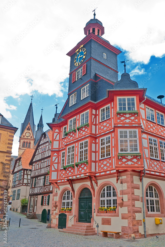 Fototapeta premium Altes Rathaus am Marktplatz von Heppenheim an der Bergstraße in Hessen 