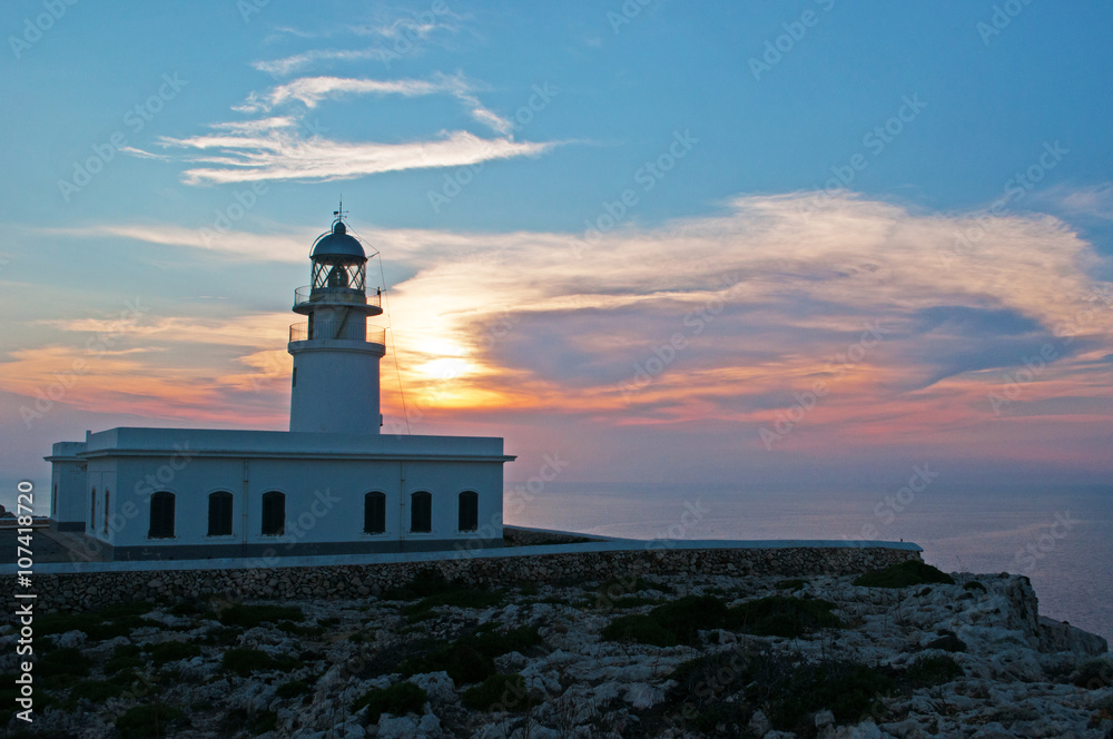Minorca, Isole Baleari, Spagna: il faro di Cap de Cavalleria al tramonto l'8 luglio 2013