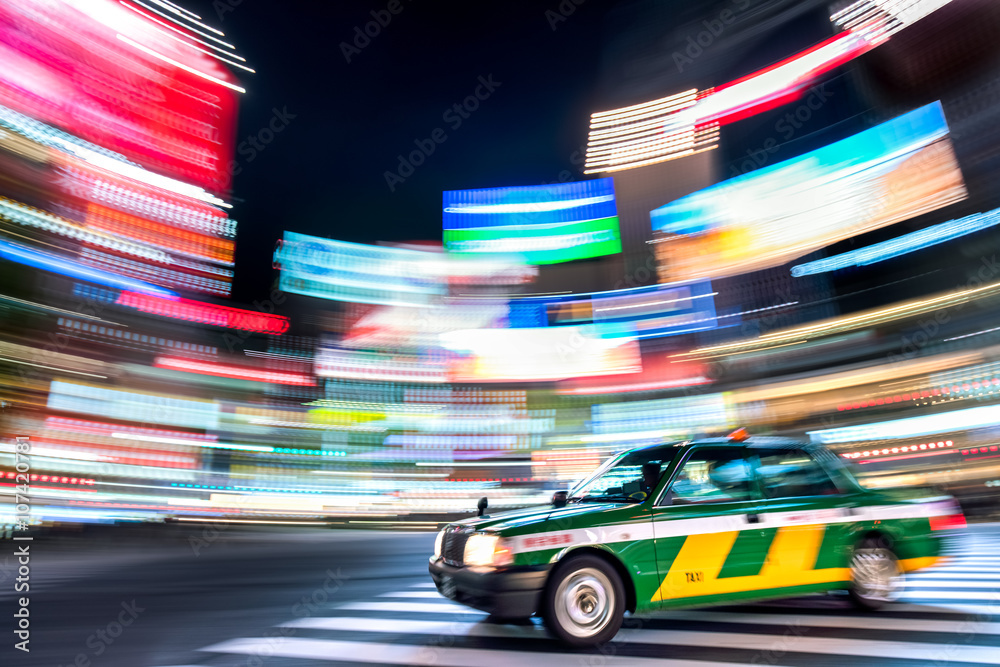 Obraz premium Tokio taksówki w nocy w Shibuya w Japonii
