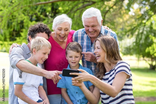 Smiling family using smartphone © WavebreakMediaMicro