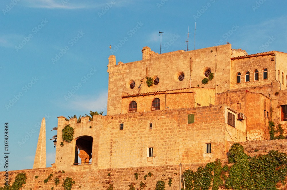 Minorca, Isole Baleari, Spagna:il palazzo del Municipio di Ciutadella al tramonto il 7 luglio 2013