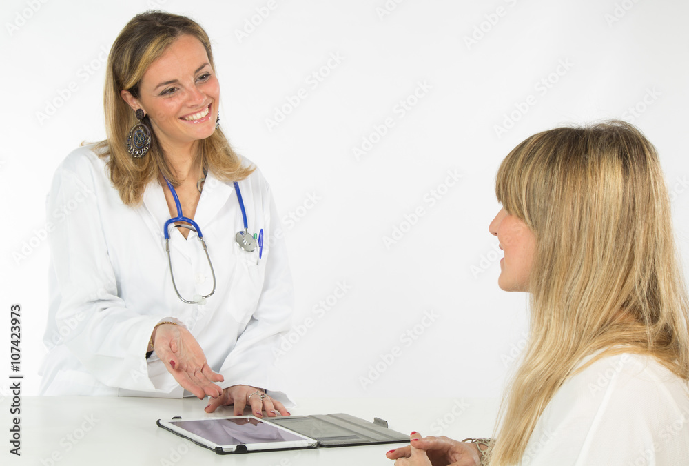 Consulto medico con camice paziente ipad e stetoscopio