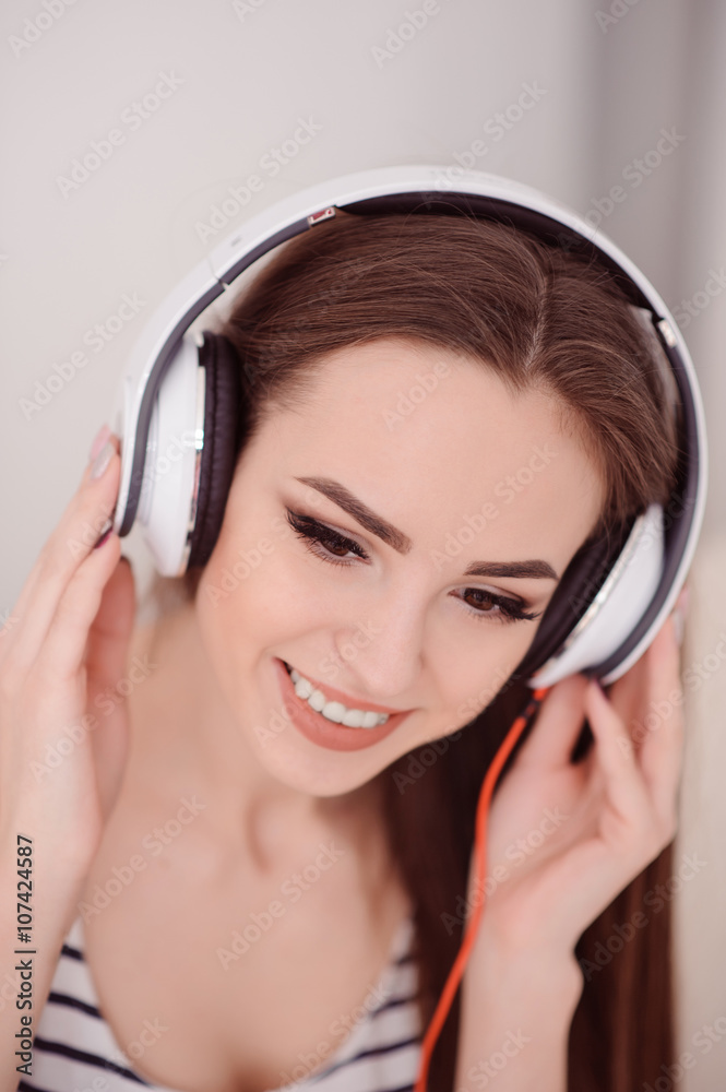 Naklejka premium Cheerful pleasant girl listening to music