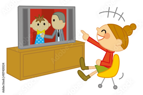 テレビを観て笑う女性