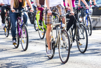 Wandcirkels Fietsen Wielrenners rijden door stadsstraat  © zozzzzo