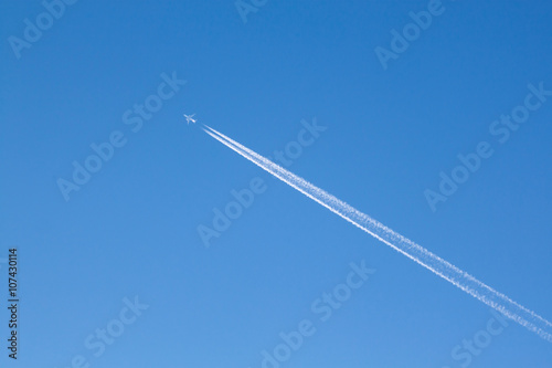 Fernweh - Großes Passagierflugzeug mit Kondensstreifen am blauen Himmel