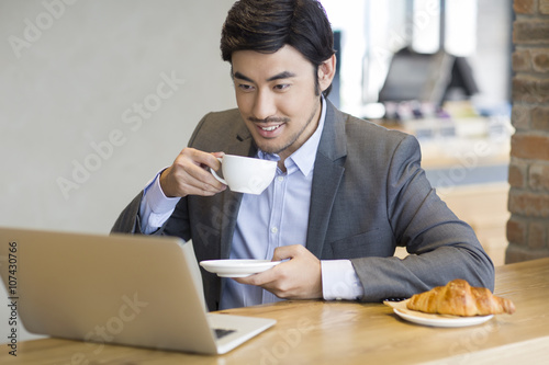 Businessman working with laptop in caf_