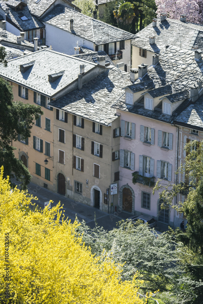 Fototapeta premium Chiavenna, una via e le case dall'alto