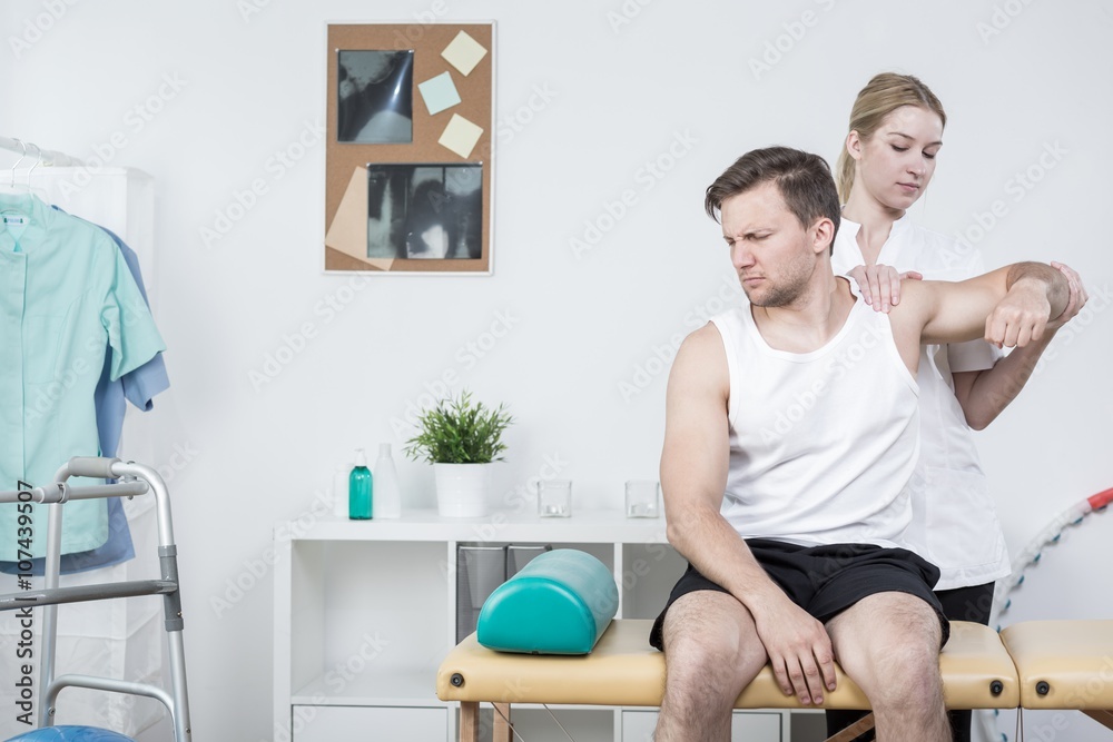 Fototapeta premium Rehabilitation at shoulder pain syndrome