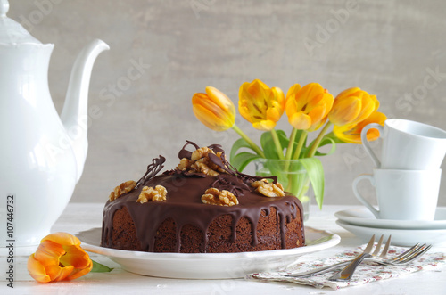 Schokoladenkuchen mit Walnüssen photo