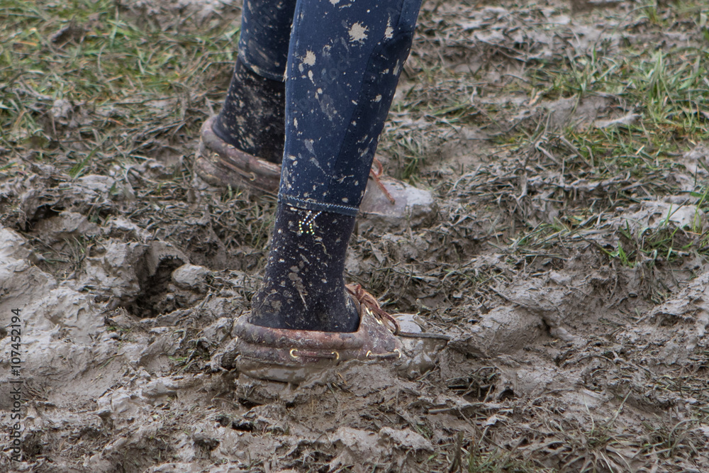 Fototapeta premium Füsse ind Halbschuhen fast völlig versunken in Morast, Matsch