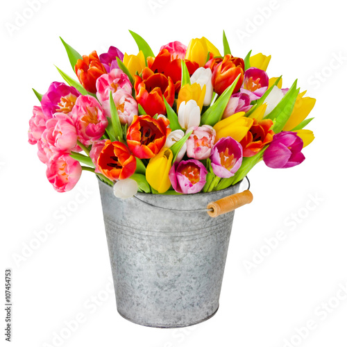 Fototapeta Naklejka Na Ścianę i Meble -  Tulpen - freigestellter Blumentrauß mit Dekoration und Blumenva