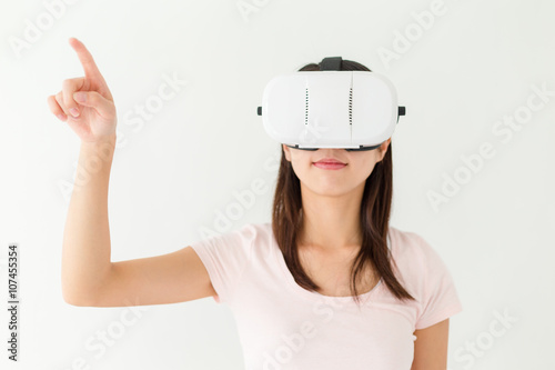 Woman use of virtual reality
