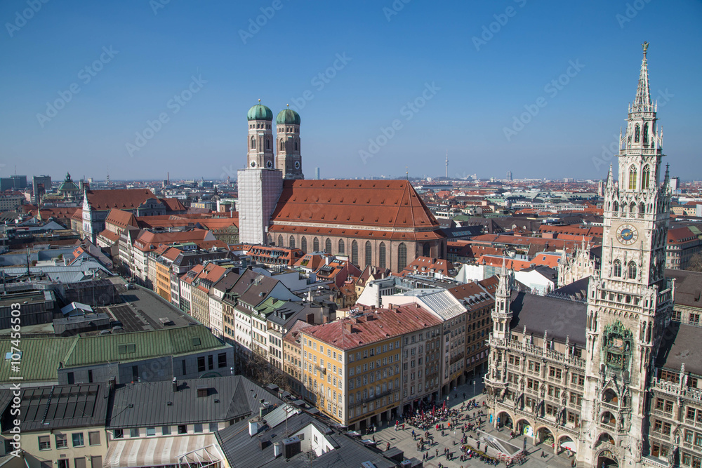 Stadtpanorama von München mit Rathaus und Frauenkirche