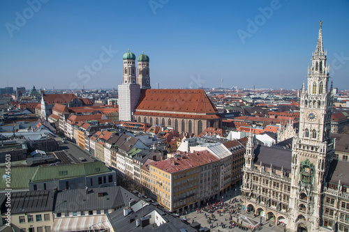 Stadtpanorama von München mit Rathaus und Frauenkirche