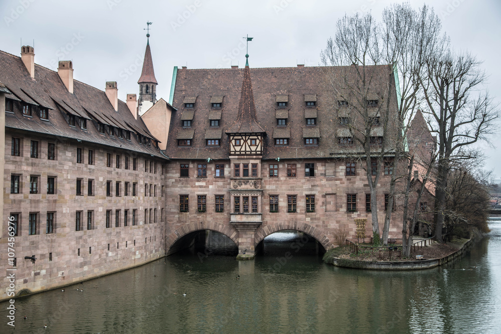 Naklejka premium mittelalterlicher Brücke in Nürnberg mit Spiegelung im Fluss
