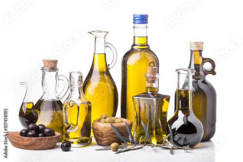 insieme di bottiglie con olio di oliva