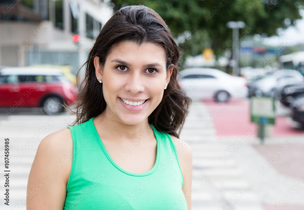 Schöne Frau im grünen Shirt in der Stadt Schöne Frau im grünen Shirt in der Stadt