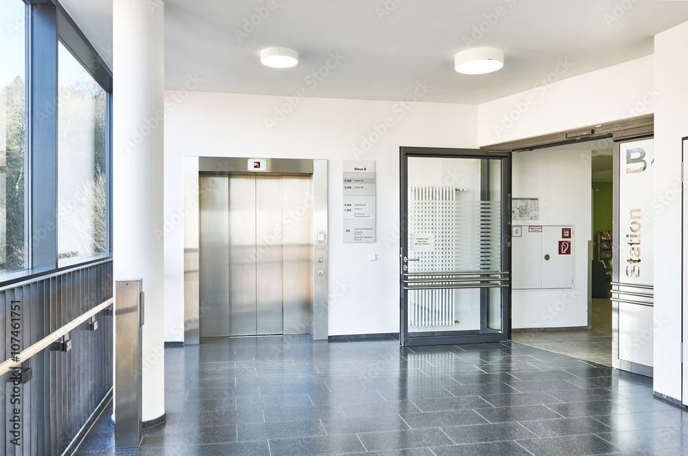 Wunschmotiv: Flur Krankenhaus Flur Aufzug offen #107461751