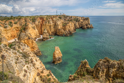 Traumhafte leuchtende Felsen an der Algarve Küste mit menschenleeren Stränden und blühenden Landschaften © st1909