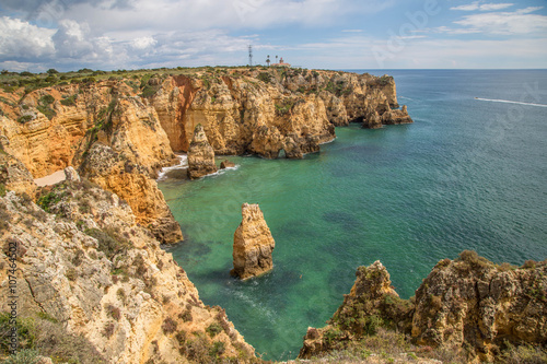 Traumhafte leuchtende Felsen an der Algarve Küste mit menschenleeren Stränden und blühenden Landschaften