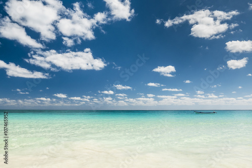 Fototapeta Naklejka Na Ścianę i Meble -  white tropical beach in the caribbean sea
